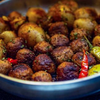 hemlagade-köttbullar-med-rostad-potatis-och-chili