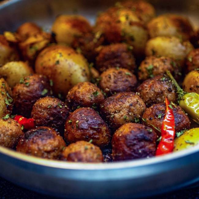 hemlagade-köttbullar-med-rostad-potatis-och-chili